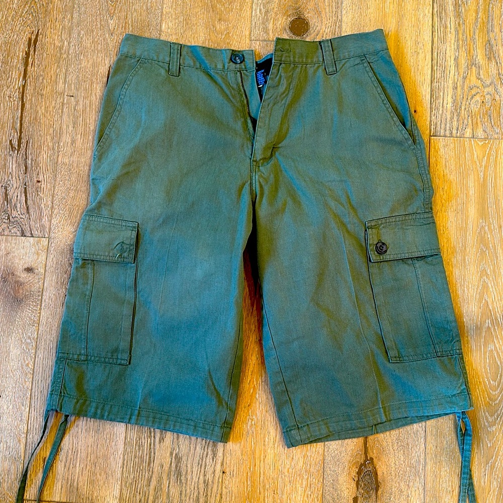 SE Black New Nation Men’s Olive Green Shorts size 34.